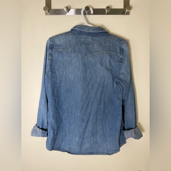 Levi’s Women’s Jean Shirt - Classic Fit - Picture 2 of 3